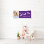 Banderoles Graduation photo de script moderne violet (En situation)
