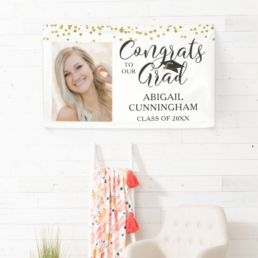Banderoles Graduation Photo GRATS GRAD Script Confetti (En situation)