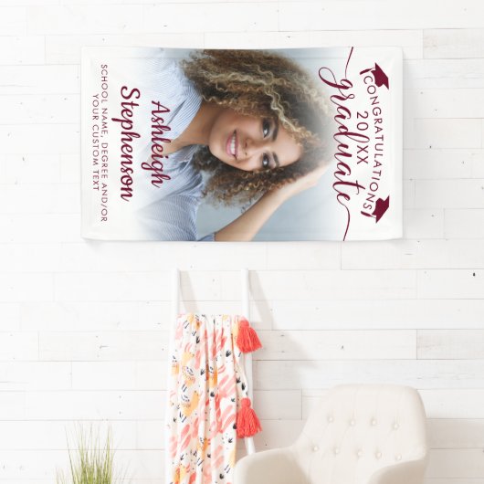 Banderoles Graduation Photo Maroon Félicitations Grad Script (En situation)