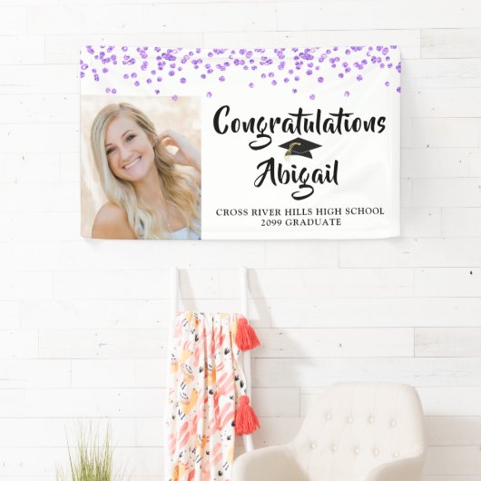 Banderoles Graduation Photo Purple Confetti Brush Script (En situation)