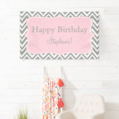 Banderoles Gris, blanc et pastel Pink Chevron Anniversaire (En situation)