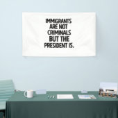 Banderoles Immigrants Are Not Criminials But the President Is (Salon professionnel)
