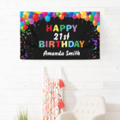 Banderoles Joyeux 21e anniversaire Ballons colorés Confetti (En situation)