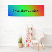 Banderoles "L'amour gagne toujours" Bright Rainbow Gradient M (En situation)