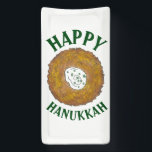 Banderoles Latkes Happy Hanoukka Chanukah Jours fériés juifs<br><div class="desc">Design présente une illustration originale d'une délicieuse crêpe de pommes de terre au latke surmontée de crème aigre, un aliment de base de la cuisine de vacances juive. Idéal pour les célébrations Hanoukka ! Ce design de latkes de Chanukah est également disponible sur d'autres produits. De nombreux autres modèles de...</div>