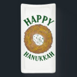 Banderoles Latkes Happy Hanoukka Chanukah Jours fériés juifs<br><div class="desc">Design présente une illustration originale d'une délicieuse crêpe de pommes de terre au latke surmontée de crème aigre, un aliment de base de la cuisine de vacances juive. Idéal pour les célébrations Hanoukka ! Ce design de latkes de Chanukah est également disponible sur d'autres produits. De nombreux autres modèles de...</div>