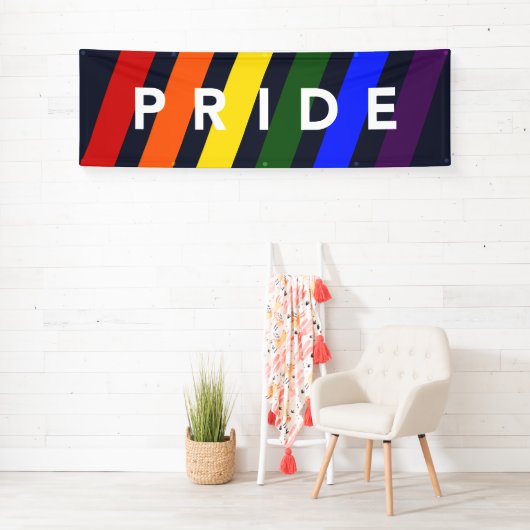 Banderoles LGBTQ FIDE Diagonal Rainbow Stripes sur Navy Blue (En situation)