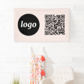 Banderoles Logo simple et texte Business QR Code Blush Pink (En situation)