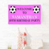 Banderoles Mur d'anniversaire rose pour les filles de footbal (En situation)