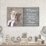 Banderoles N'IMPORTE QUEL Anniversaire Salutation Rustique Bo<br><div class="desc">Célébrez un joyeux anniversaire de jalon avec une photo personnalisée fausse bannière de fête en bois gris. Design est doté d'une image de votre choix, d'une typographie de script moderne éditable "Cheers to 50 Years" et d'un arrière - plan rustique en bois gris. Le modèle est simple à customiser pour...</div>