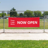 Banderoles NOW OPEN Bright Red White Business with Logo (En situation)