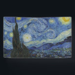 Banderoles Nuit Van Gogh Starry<br><div class="desc">Starry Night de Vincent Van Gogh, huile sur toile, 1889, est une peinture de paysage d'un vaste tourbillon d'étoiles brillantes sur un paysage de ville lointaine et de collines ondulantes, avec un seul cyprès au premier plan comme une flamme verte foncée. Van Gogh a peint son chef-d'oeuvre étoilé non pas...</div>