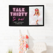 Banderoles Parlez TRENTE À Moi 30e fête d'anniversaire Neon P (En situation)