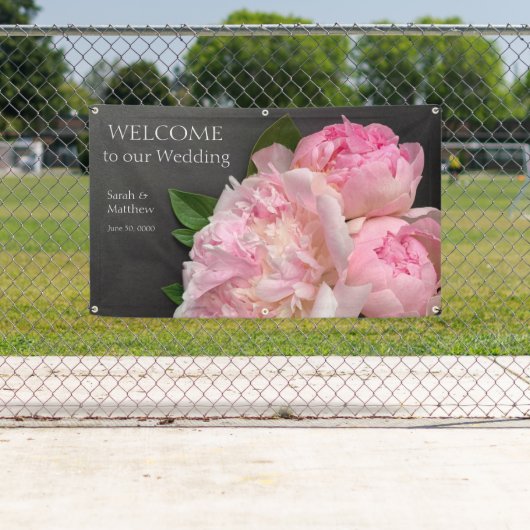 Banderoles Peoné rose sur mariage gris foncé (En situation)