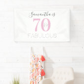 Banderoles Personnalisé 70 et fabuleux Anniversaire rose mode (En situation)