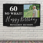 Banderoles Photo moderne Funny 60th Birthday Party<br><div class="desc">Bannière photo moderne Funny 60th Birthday Party. Grand signe pour la fête du 60ème anniversaire avec une photo personnalisée, inspirationnelle et drôle de citation 60 alors quoi et texte dans un script tendance avec un nom. L'arrière - plan est noir et le texte est blanc. Personnalisez le panneau avec votre...</div>