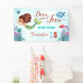 Banderoles Plongez dans cinq sirènes Brown 5e fille anniversa (En situation)