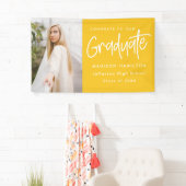 Banderoles Preppy Script Yellow Photo Graduation (En situation)