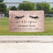 Banderoles Réouverture salon de beauté rose or parties scinti (En situation)