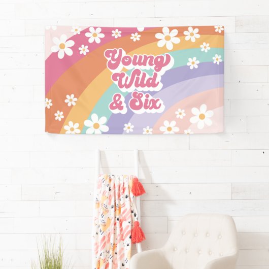Banderoles Retro Rainbow Young Wild et Six 6e anniversaire (En situation)
