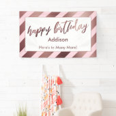 Banderoles Rose Gold Stripes sur Pastel Pink Joyeux anniversa (En situation)