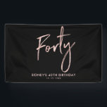 Banderoles RoseGold Black 40th Birthday Party Welcome Banner<br><div class="desc">Cette simple bannière d'anniversaire est dotée d'une lettrage Rose Gold élégante "Quarante" avec un texte personnalisé. Vous pouvez personnaliser le texte. Plus d'articles correspondants disponibles dans ma boutique BaraBomDesign.</div>
