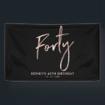 Banderoles RoseGold Black 40th Birthday Party Welcome Banner<br><div class="desc">Cette simple bannière d'anniversaire est dotée d'une lettrage Rose Gold élégante "Quarante" avec un texte personnalisé. Vous pouvez personnaliser le texte. Plus d'articles correspondants disponibles dans ma boutique BaraBomDesign.</div>