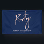 Banderoles RoseGold Blue 40th Birthday Party Welcome Banner<br><div class="desc">Cette simple bannière d'anniversaire présente un Rose élégant en lettres or "Quarante" sur un arrière - plan bleu marine. Vous pouvez personnaliser le texte. Plus d'articles correspondants disponibles dans ma boutique BaraBomDesign.</div>