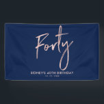 Banderoles RoseGold Blue 40th Birthday Party Welcome Banner<br><div class="desc">Cette simple bannière d'anniversaire présente un Rose élégant en lettres or "Quarante" sur un arrière - plan bleu marine. Vous pouvez personnaliser le texte. Plus d'articles correspondants disponibles dans ma boutique BaraBomDesign.</div>