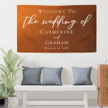 Banderoles Rustic Burnt Orange Mariage d'automne<br><div class="desc">Suivez la tendance d'automne des tons terreux avec notre bannière d'accueil mariage de automne dégradé d'orange brûlé à marron. Une simple typographie blanche sur un arrière - plan rustique pour un look minimaliste. Les teintes bohémiennes qui rappellent l'argile de terre cuite mettent en valeur votre élégante calligraphie sur cette signalisation...</div>