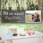 Banderoles Rustic Funny 70 Alors Quelle fête de 70e anniversa<br><div class="desc">Rustic Inspirational Funny 70 So What 70th Birthday Party Photo Banner. Grand signe pour la fête du 70ème anniversaire avec une photo personnalisée, inspirationnelle et drôle de citation 70 alors quoi et texte dans un script tendance avec un nom. L'arrière - plan est en bois foncé et le texte est...</div>