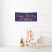 Banderoles Script moderne Purple Or Joyeux anniversaire (En situation)