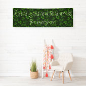 Banderoles Shenanigans et Motif Shamrock St Patrick's Day (En situation)