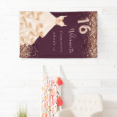 Banderoles Sweet 16 robe d'or rose bordeaux (En situation)