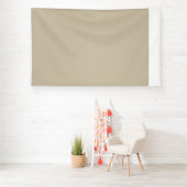 Banderoles un homme en costume et cravate debout devant un mu (Insitu)