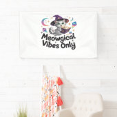 Banderoles Vibes Méowgiques Uniquement, Chat Kawaii Witch Flo (En situation)