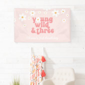 Banderoles Young Wild Three rétro Daisy Rose anniversaire (En situation)