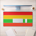 Bandes rouges, jaunes et vert citron<br><div class="desc">Tapis de bureau rayé clair et joyeux, rouge, jaune et vert citron. Peut ajouter du texte ou des initiales à personnaliser. Par https://www.zazzle.com/store/celestesheffey</div>