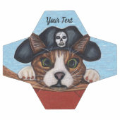 Bange Kijkende Kat in Piratenhoed Hangend aan Boot Voetbal (Enkel)