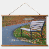 Bank langs een herfst trottoirwandeling hangend wandkleed (Voorkant)
