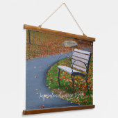 Bank langs een herfst trottoirwandeling hangend wandkleed (Gebogen)