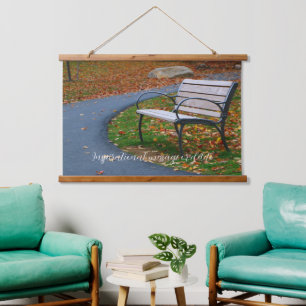 Bank langs een herfst trottoirwandeling hangend wandkleed