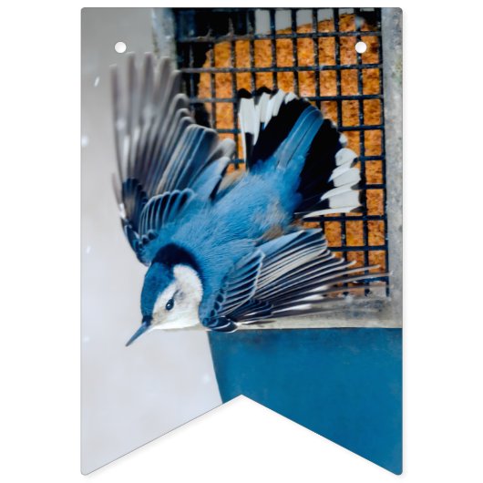 Bannière À Fanions Nuthatch à poitrine blanche en neige - Photo origi (Premier drapeau)