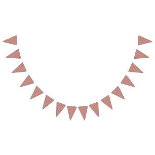 Bannière À Fanions Tissus rouges et roses posés sur un tapis à motif