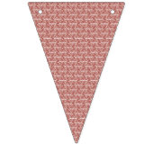 Bannière À Fanions Tissus rouges et roses posés sur un tapis à motif  (Troisième drapeau)