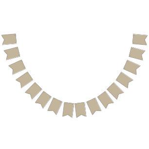 Bannière À Fanions un homme en costume et cravate debout devant un mu