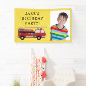 Bannière d'anniversaire d'enfant Camion de pompier (En situation)