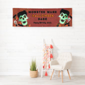 Bannière d'anniversaire Halloween Monster Mash (En situation)