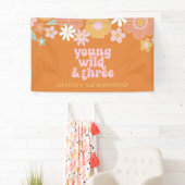 Bannière d'anniversaire Retro Floral Young Wild Th (En situation)