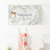 Bannière de croix dorée pour le baptême d'un garço (En situation)